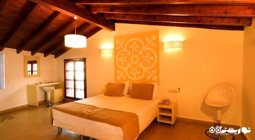 تخت بزرگ اتاق دلوکس